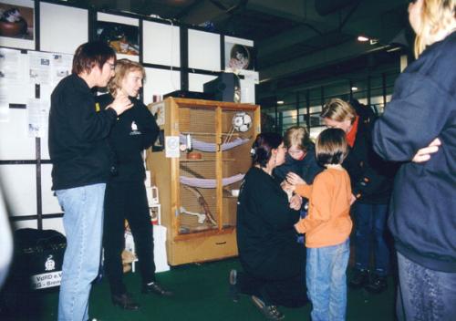 Birgit, Ina, Steffi mit Mogli und im Hintergrund ein selbstgezimmerter Rattenschrank