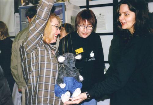 Katja aus Hannover und Birgit bestaunen den Stoffratz
